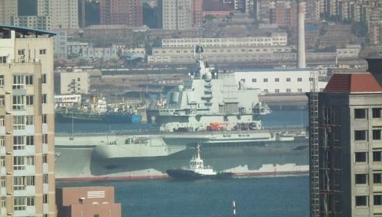 青島軍港周圍高樓林立，一睹遼寧號(hào)真容只需要一個(gè)好天氣（資料圖片）