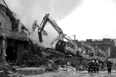 3日下午，挖掘機在現場作業(yè)。 譚青/攝