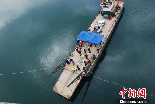 警方四次到百米深的湖中打撈被害人遺體。