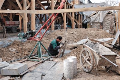 東城區(qū)北鑼鼓巷與小經(jīng)廠胡同之間一處四合院內(nèi)，工人進(jìn)入已經(jīng)挖好的地下室內(nèi)施工。