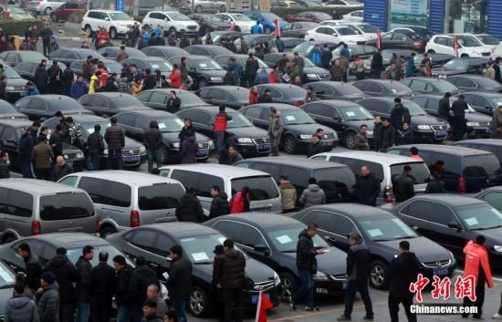 2015年1月25日，首批國(guó)家和中央機(jī)關(guān)取消的公務(wù)用車(chē)在北京亞運(yùn)村汽車(chē)交易市場(chǎng)拍賣(mài)。106輛公務(wù)用車(chē)