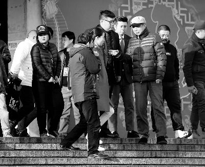 彩排后，高曉攀、尤憲超和不知名女演員聆聽馮鞏總結(jié)訓(xùn)話