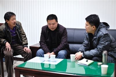 1月7日，陜西省榆林市，國家信訪局第五督查組成員王治鐸（右一）與兩名信訪人約談。 楊凱 攝