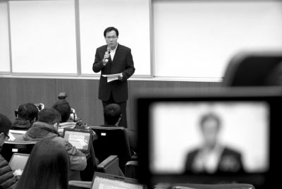 2月8日，在臺北福華會館，復(fù)興航空代表劉忠繼向媒體介紹家屬說明會溝通情況。新華社發(fā)