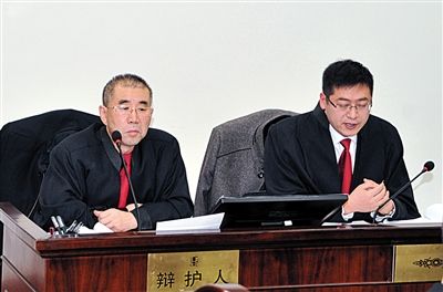 1月5日，呼市中院審理趙志紅案。律師謝飛（左）和張瑞軍（右）出庭為趙志紅辯護(hù)。