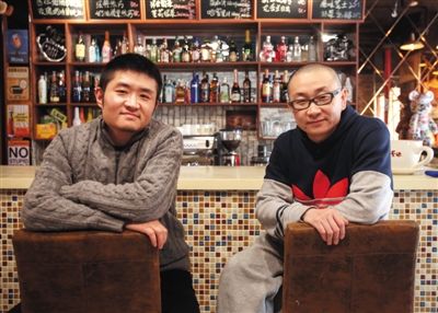 　14日，西安交通大學(xué)路66號(hào)公路咖啡館，苗阜（左）、王聲（右）兩位青年相聲演員今年將第一次登上春晚