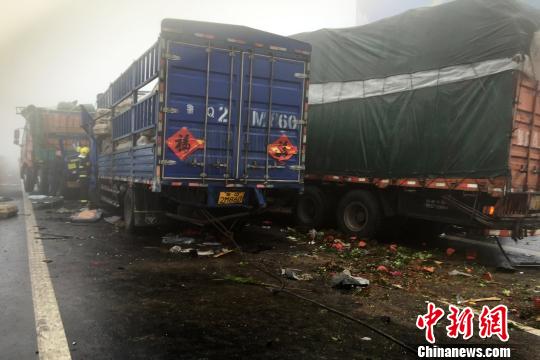 圖為21日，蘭南高速河南段車禍?zhǔn)鹿尸F(xiàn)場一片狼藉?！」啤z