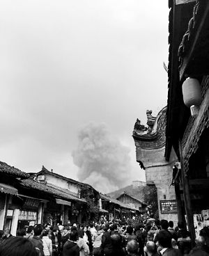 成都龍泉驛區(qū)洛帶古鎮(zhèn)的游客拍到爆炸瞬間濃煙滾滾。