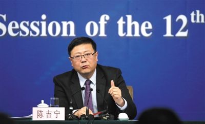 昨日，十二屆全國人大三次會(huì)議新聞中心，環(huán)保部部長陳吉寧回答中外記者提問。新京報(bào)記者 陳杰 攝
