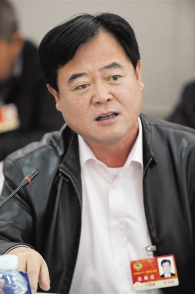 　政協(xié)委員、中國通用技術(shù)集團董事長賀同新稱，按照2014年的數(shù)字，他的薪水下降了近50%。圖/CFP