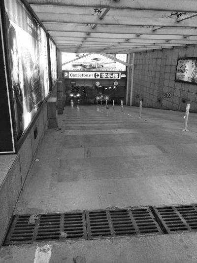 　　國貿(mào)360的地下車庫，坡陡讓人膽寒。