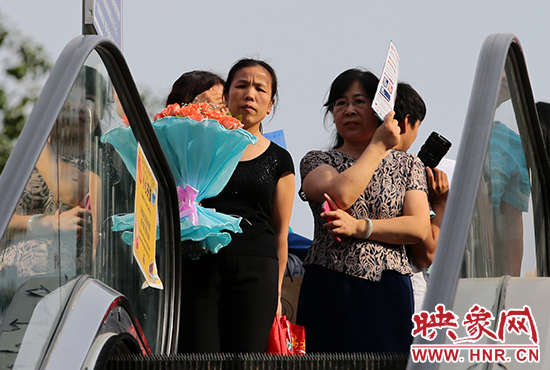 有一種情，你我日日相見，從不言表，但會抱著鮮花等候歸人。