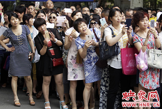 你在人群中，只有找到你，她們才會松下眉間的皺紋。