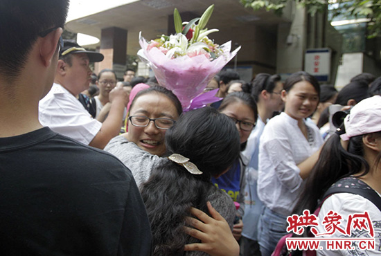 沖向你，給你一個深情的擁抱。