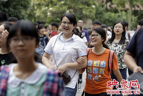 也有一種情，平日嬉笑怒罵，針鋒相對，只有別離時才會牽手擁抱。