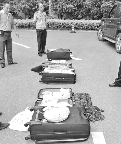 圖為民警搜出的毒品。