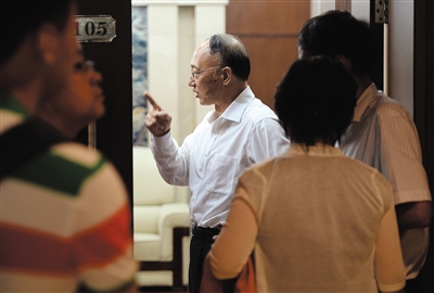 劉鵬局長(zhǎng)走出會(huì)場(chǎng)。昨日的足球改革發(fā)展工作會(huì)議上，國(guó)家體育總局為中國(guó)足球“開(kāi)了一扇門”。