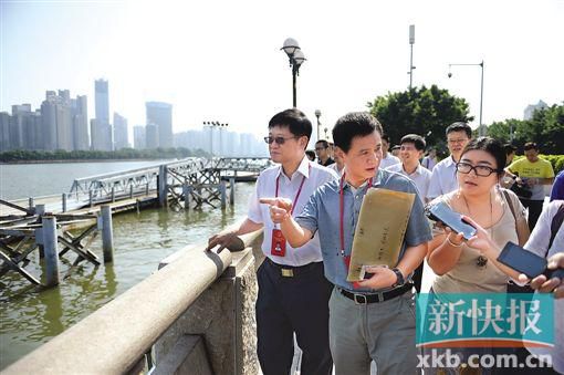 人大代表們?cè)谥榻叕F(xiàn)場(chǎng)調(diào)研。