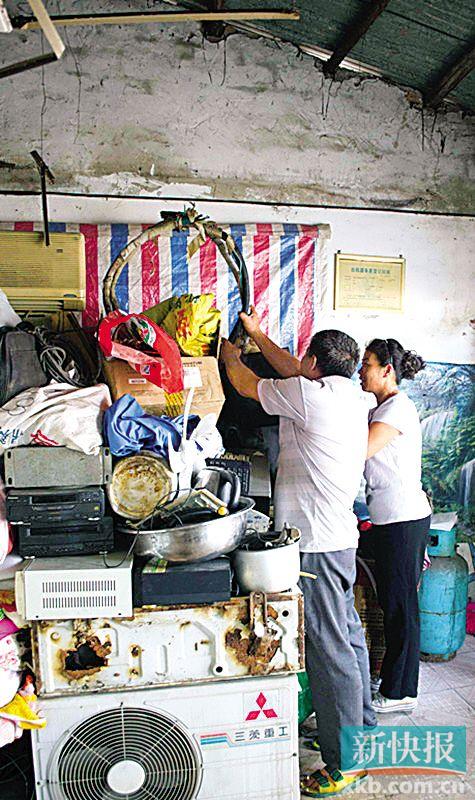 劉伯與妻子李姨在收拾剛回收的幾件小電器。