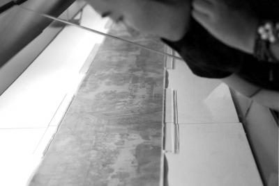 一名觀眾俯身細看《清明上河圖》。 京華時報記者王海欣攝