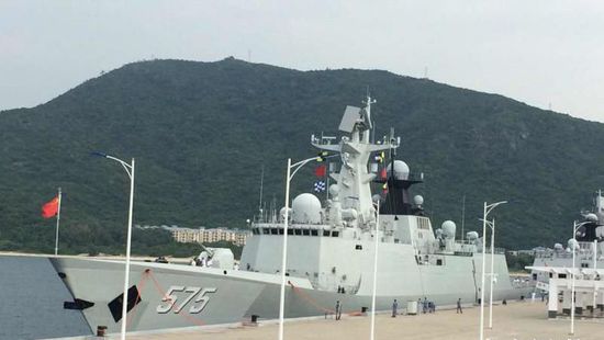 中國海軍艦艇編隊12日上午從三亞起航，參加“和平友誼-2015”中馬兩軍首次實兵聯(lián)演。
