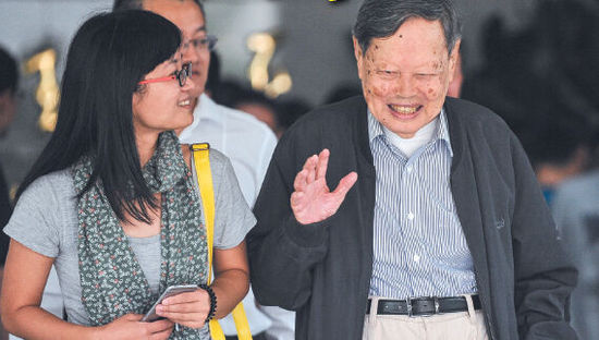 9月18日，楊振寧在合肥參觀中國(guó)科大近代物理系時(shí)接受記者采訪。記者卞世鵬/攝