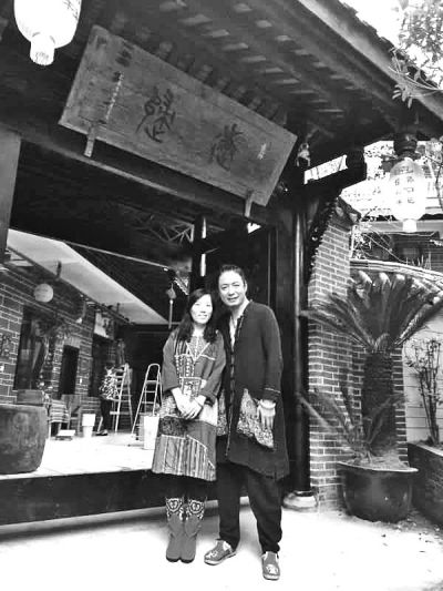 顧少強(qiáng)和丈夫在自己的客棧前合影,作為結(jié)婚照。照片由受訪者提供