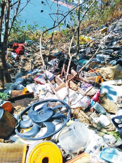 常莊水庫(kù)周邊垃圾隨處可見(jiàn) 常莊水庫(kù)周邊垃圾隨處可見(jiàn)