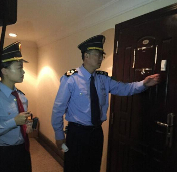 青島市衛(wèi)生監(jiān)督所的工作人員在郝愛勇診所執(zhí)法。