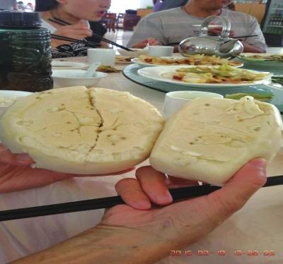 在參加山西游行程中，體驗員發(fā)現團餐中的饅頭已經發(fā)霉。視頻截圖