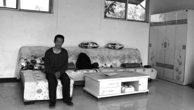 交完彩禮錢(qián)，牛志忠?guī)缀跎頍o(wú)分文，家里的沙發(fā)、茶幾、衣柜都是凌光輝買的。京華時(shí)報(bào)記者張恒攝