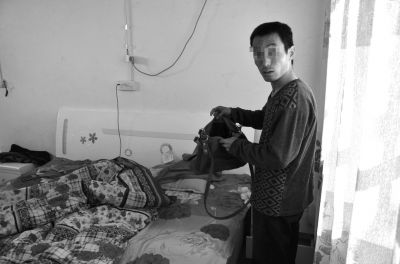 牛志忠翻看凌光輝留下的挎包。京華時(shí)報(bào)記者張恒攝