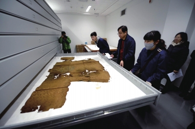 萬(wàn)歷皇帝穿過(guò)的龍袍已經(jīng)碎裂失去色彩。