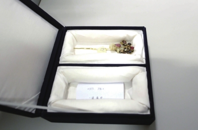 存放于匣內(nèi)的金簪華美依舊。