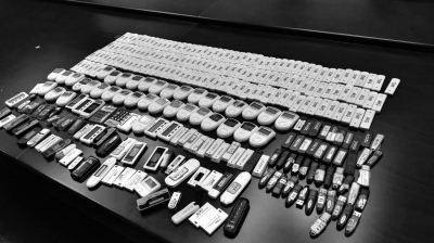 警方在行動中繳獲的地下錢莊持有的銀行卡和手機、U盾等作案工具。