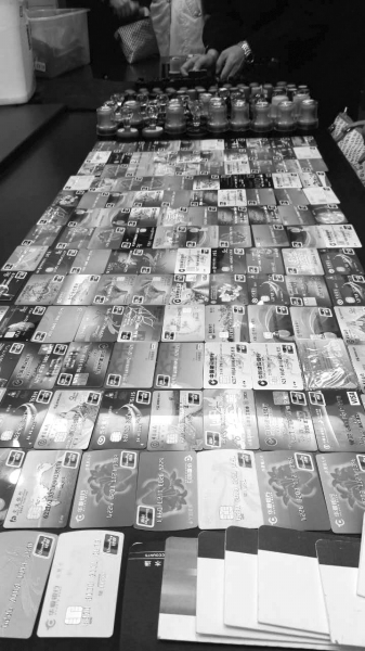 警方在行動中繳獲的地下錢莊持有的銀行卡和手機、U盾等作案工具。