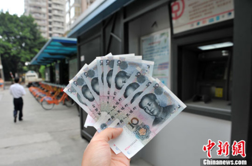 “如果是千元左右的跨行轉(zhuǎn)賬，都會先充值到支付寶，然后再轉(zhuǎn)到相應(yīng)銀行賬戶中”，肩負(fù)3000多元月供的北京白領(lǐng)小李告訴中新網(wǎng)記者，這樣操作起來方便、省時，還免去下載好幾個銀行客戶端的麻煩。