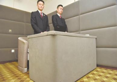 審訊室、居住室內(nèi)的桌椅板凳都進(jìn)行了軟包。