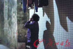 女姐在講述自己老伴幾年前在保姆的“照料”下去世的經(jīng)歷，神色悲傷。廣州日?qǐng)?bào)記者陳憂子 實(shí)習(xí)生郭嘉亮攝