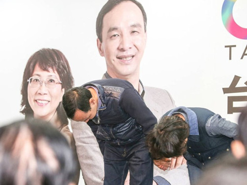 國民黨明天下午將召開臨時中常會，決定由誰擔任代理主席。圖為朱立倫與王如玄上午到競選總部，向支持自己競選的志工們一一致意，感謝他們的陪伴。圖片來源：臺灣《聯(lián)合報》