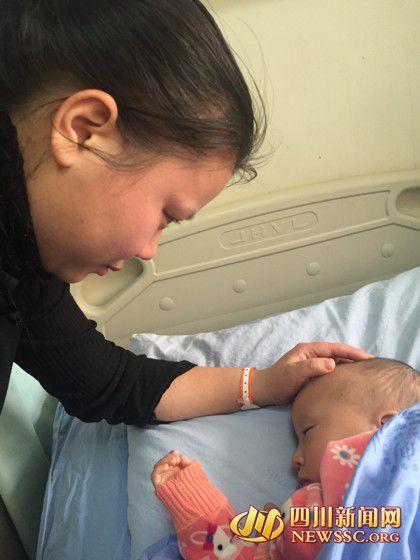 徐女士看著睡著的兒子，心里為手術(shù)費(fèi)發(fā)愁