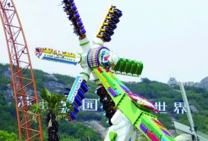 3月28日零點(diǎn)剛過幾分鐘，上海迪士尼6月16日開園日的門票就宣告售罄，巨大的訪問量一度導(dǎo)致票務(wù)系統(tǒng)出現(xiàn)間歇性故障，被網(wǎng)友調(diào)侃“激烈程度堪比春運(yùn)”。網(wǎng)上甚至有“黃牛”將一張開園門票炒到幾千元。