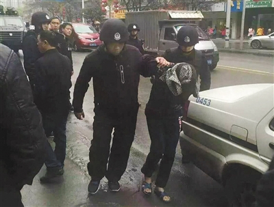 達(dá)州市警方押解剛被抓獲的犯罪嫌疑人褚思練（裹頭巾者）。 本組圖片/新華社