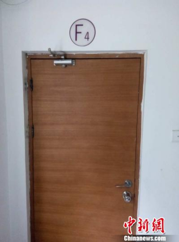 6日，事發(fā)樓層四層消防通道門被封死。呂春榮 攝
