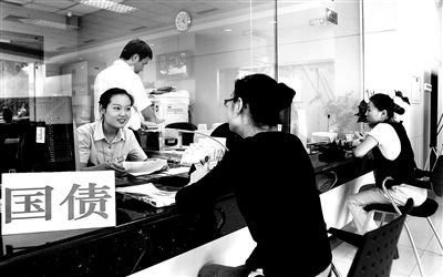 由于網(wǎng)銀和柜臺(tái)同時(shí)開(kāi)售，部分銀行網(wǎng)點(diǎn)甚至來(lái)不及賣(mài)出一筆就發(fā)現(xiàn)額度全部被搶光供圖/視覺(jué)中國(guó)