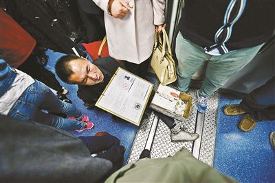 在賣藝時(shí)，李大鵬會(huì)把判決結(jié)果掛在胸前