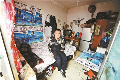 早晨收拾停當(dāng)后，李大鵬準(zhǔn)備前往地鐵賣藝