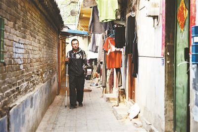 雖然曾被報(bào)道擁有兩套房產(chǎn)，李大鵬實(shí)際的租住地在一片棚戶區(qū)里