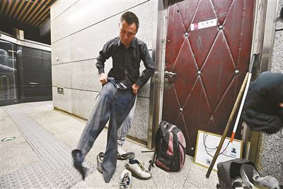 只有在賣藝時(shí)，李大鵬才會(huì)換上破舊的衣服