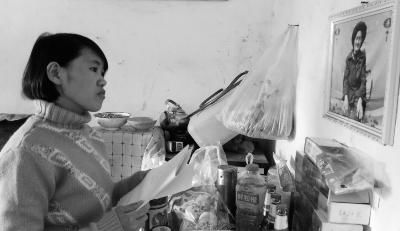 錢仁鳳站在母親遺像前。未能見(jiàn)母親最后一面是她的一大遺憾。